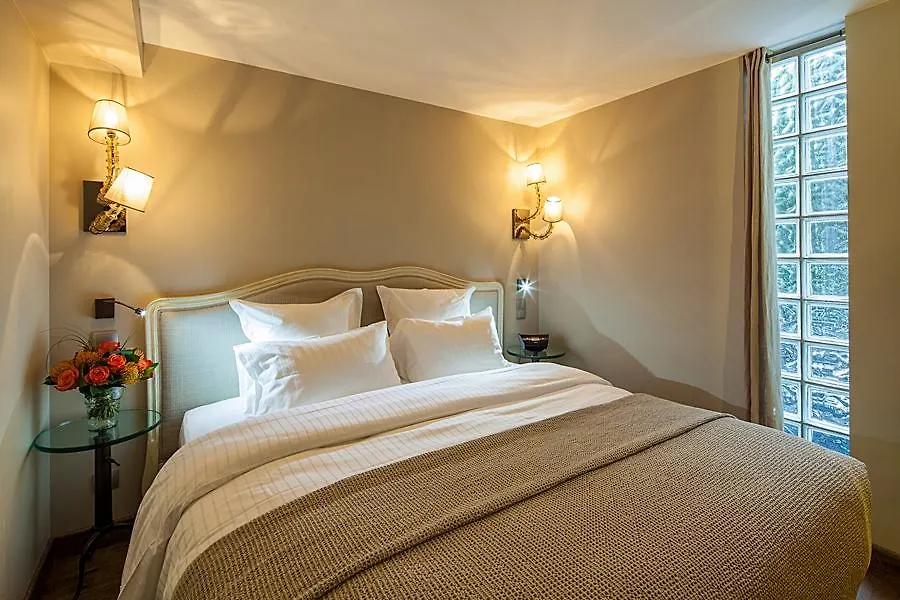 B Montmartre Hotell Paris 4*,