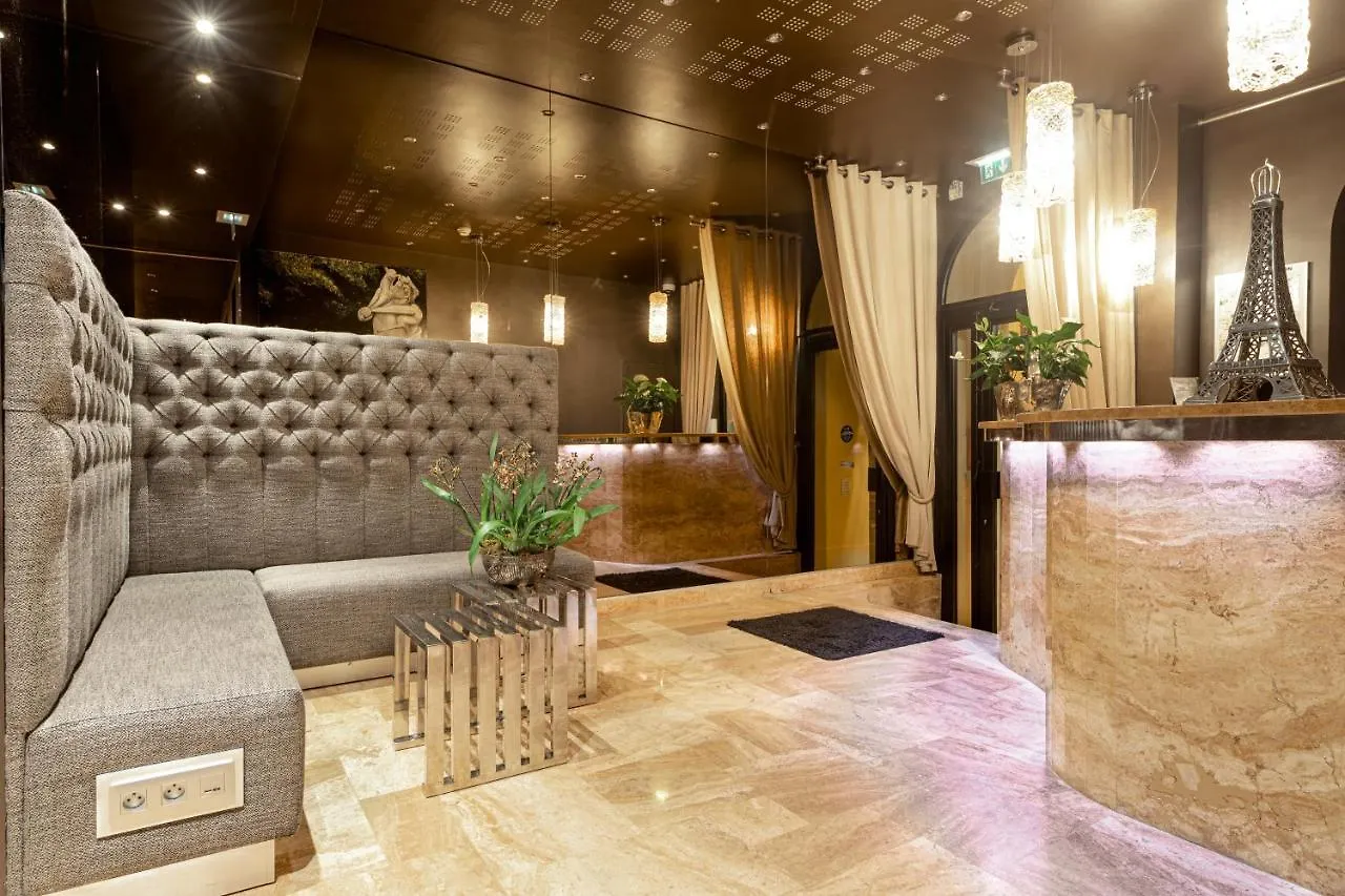 B Montmartre Hotell Paris 4*,